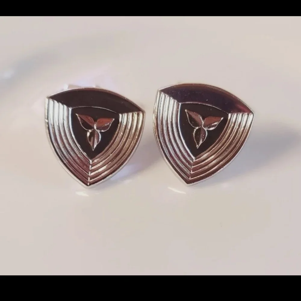 VINTAGE SWANK SILVERTONE & BLACK CHEVRON CUFFLINKS 4TH GEN OWNED LIKE NEW!